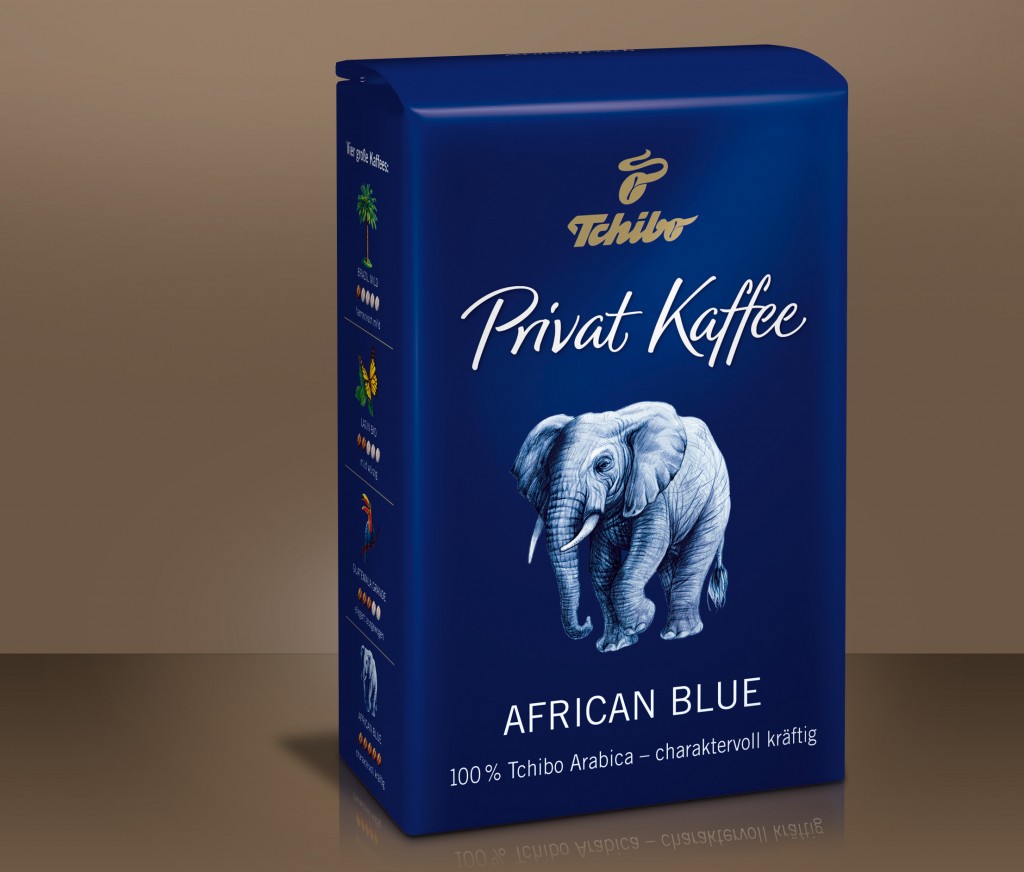 Privat Kaffee, African Blue  Pochodzące z wyżyn ziarna Tchibo Arabica dla Privat Kaffee African Blue to w 100% ziarna z Afryki Wschodniej, dojrzewające w intensywnym, równikowym słońcu, w żyznej i bogatej w żelazo glebie. Afryka Wschodnia, kolebka kawy, to producent szczególnie aromatycznych ziaren rodzaju Arabika, wyjątkowych w swojej naturalnej różnorodności. Aby stworzyć mieszankę African Blue, nasi eksperci wybierają jedynie najlepsze ze wschodnioafrykańskich kaw – Tchibo Arabica. Wysokiej jakości ziarna dojrzewają w żyznych glebach wschodnioafrykańskiego płaskowyżu, dopieszczane intensywnym, równikowym słońcem. Dzięki temu odznaczają się aromatycznym smakiem i cierpkością. Cieszcie się intensywną nutą czarnej porzeczki tej aromatycznej kawy.