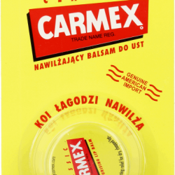 Unikalna receptura balsamu Carmex zawiera specjalne składniki, które powodują klasyczne uczucie mrowienia dające znać, że Carmex działa skutecznie, kojąc, nawilżając i chroniąc spierzchnięte, popękane usta. Wypróbuj go i przekonaj się, dlaczego jest on ulubionym balsamem gwiazd z Hollywood oraz specjalistów od makijażu na całym świecie. Sposób użycia: Nałożyć obficie tak często, jak jest to konieczne. Nałożyć ponownie po jedzeniu i piciu. Szczególnie wskazane jest użycie przed i po oddziałowywaniu słońca, wiatru lub niskich temperatur. Przez wiele lat balsam do ust Carmex był największym sekretem stosujących go modelek, celebrytów i wizażystów zajmujących się makijażem artystycznym. Trudno jest jednak utrzymać doskonały produkt w sekrecie przez dłuższy czas! Carmex to jeden z najlepszych balsamów do ust na świecie. Co minutę sprzedajemy 130 sztuk. Niezmiennie od 11 lat Carmex to najczęściej polecany przez farmaceutów w USA balsam do ust. Carmex w słoiczku składniki, skład - analiza sładu: Petrolatum, Lanolin, Cetyl Esters, Theobroma Cacao Seed Butter, Cera Alba, Paraffin, Camphor, Mentol, Salicylic Acid, Aroma, Vanilin