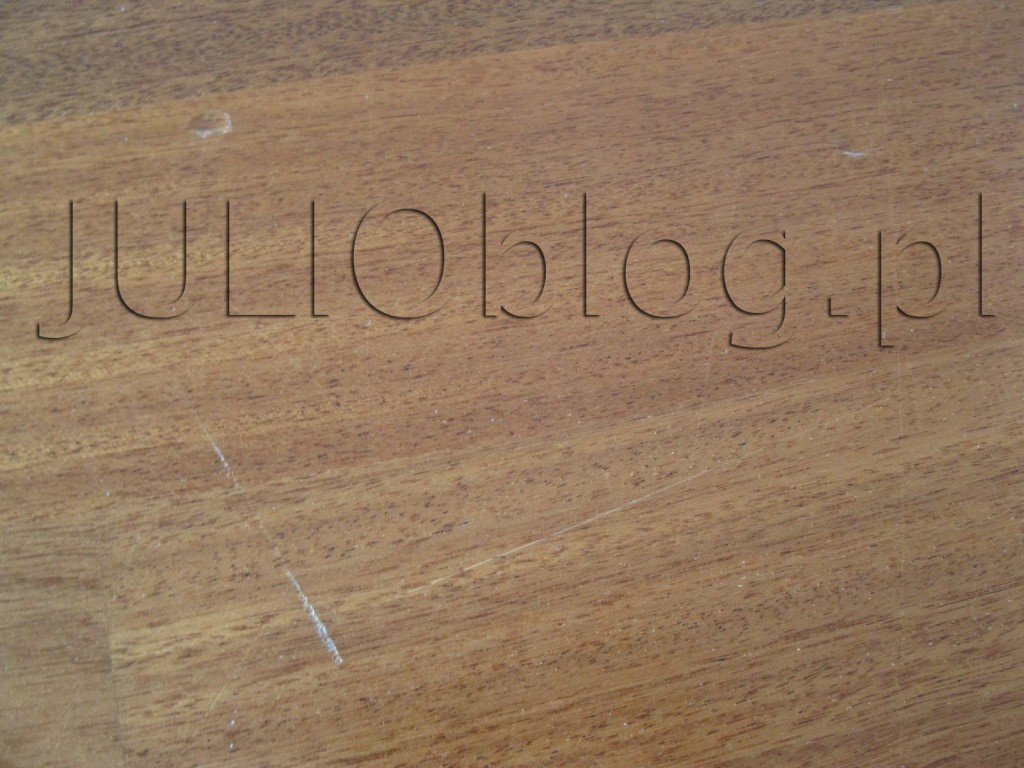 julioblog.pl-deska-podlogowa-warstwowa-sapella-family-3-lamele-ze-sklepu-leroy-merlin-po-3-latach-i-9-miesiącach-użytkowania-wgniecenia-i-zarysowania-deski-sapelli-pokrytej-7-warstwami-lakieru