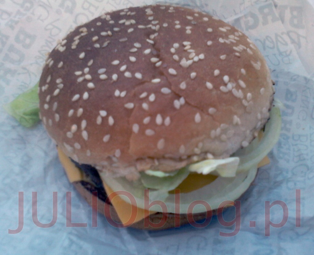 julioblog.pl-obiad-w-burger-king-kanapka-big-king-Wgryź-się-w-sezamową-bułkę,-z-dwoma-kawałkami-grillowanej-na-ogniu-wołowiny,-świeżą-sałatą,-cebulką,-piklami,-pysznym-serem-i-wyjątkowym-sosem-Big-King