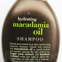 Szampon nawilżający z olejkiem z orzechów macadamia Macadamia Oil Shampoo ORGANIX. Luksusowy szampon z dodatkiem oleju z orzechów macadamia oraz ekstraktem z bambusa, który intensywnie nawilża suche i łamliwe włosy. Organix poleca linię nawilżającą z olejkiem z orzechów macadamia z ekstraktem z trzciny cukrowej oraz bambusa. Zanurz swoje włosy w wyjątkowej formule na bazie olejku z orzechów macadamia i zapewnij im intensywnie naturalne nawilżenie. Ekstrakt z trzciny cukrowej oraz bambusa dodatkowo wygładzą włosy, pomogą zregenerować ich końcówki i przywrócą naturalny blask. Luksusowa receptura wolna od siarczanów i sztucznych zmiękczaczy, zdumiewający, fantastyczny zapach, kochamy je, ponieważ... są jak tropikalna, ekscytująca podróż. skład Szamponu nawilżającego z olejkiem z orzechów macadamia Macadamia Oil Shampoo ORGANIX: Aqua (DI Water), Disodium Laureth Sulfosuccinate, Sodium C14-16 Olefin Sulfonate, Cocamidopropyl Betaine, Cocamidopropyl Hydroxysultaine, Dimethicone Copolyol, Cocamide DEA, Glycol Distearate, Macadamia Ternifolia Seed Oil, Saccharum Officinarum (Sugar Cane) Extract, Bambusa Vulgaris (Bamboo) Extract, Theobroma Cacao Seed Butter (Cocoa Butter), Parfum, Cocos Nucifera (Coconut Oil), Persea Gratissima (Avocado) Oil, Aloe Barbadensis Leaf Extract (Aloe Leaf Extract), Panthenol, Polyquaternium-11, DMDM Hydantoin, Cetyl Alcohol, Guar Hydroxypropyltrimonium Chloride, PEG-23M, Red 40, Yellow 5