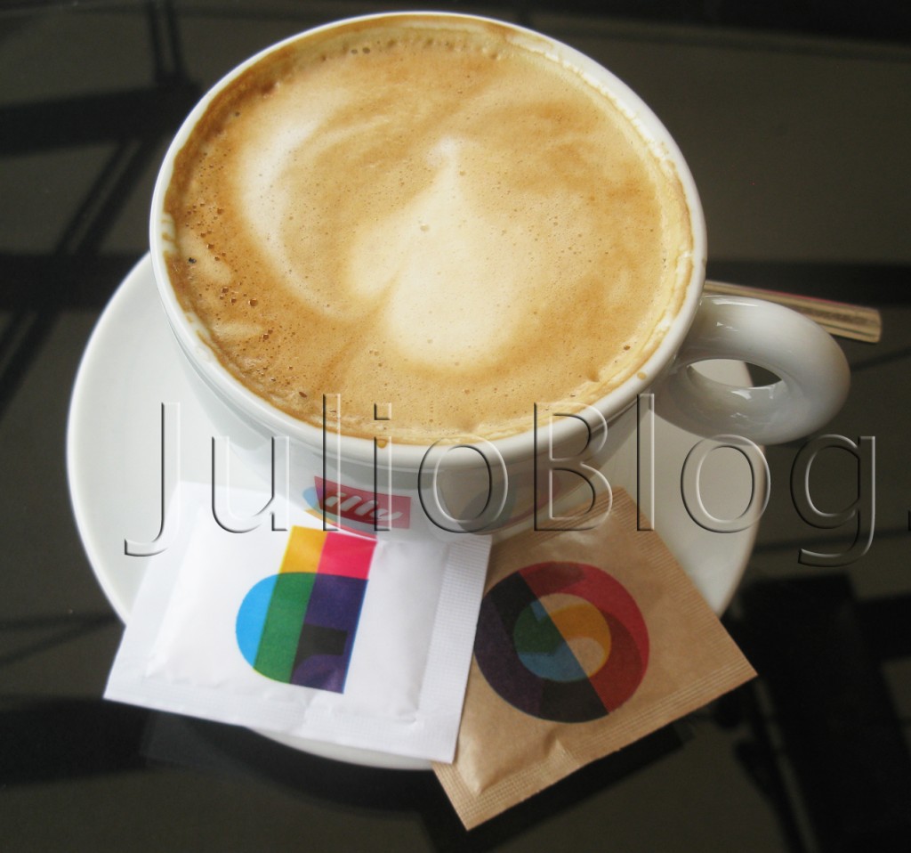 julioblog.pl-kawa-restauracja-cuda-wianki-przemyśl-rynek-5-kawa-illy-biała-w-filiżance-maj-2015