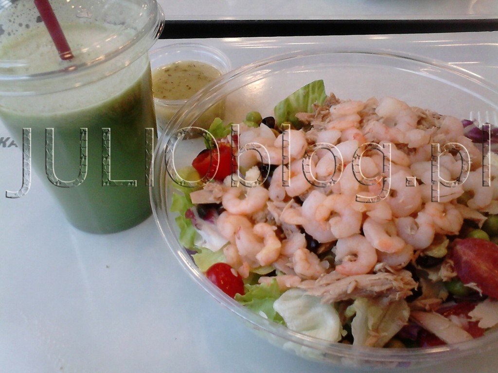 julioblog.pl-blog-julii-obiad-salad-story-saładka-norweska-warzywa-krewetki-tuńczyk-sos-vinaigrette-świeżo-wyciskany-sok-seler-ogórek
