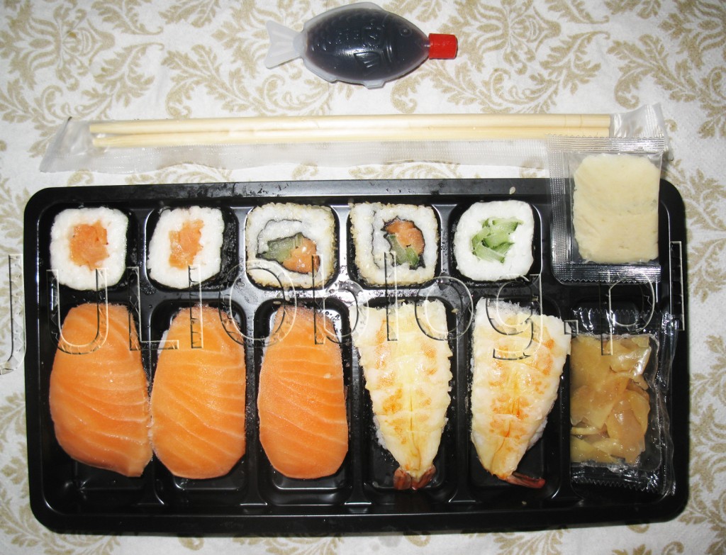 julioblog.pl-gotowe-sushi-10-kawałków-nigri-maki-california-rolls-chrzan-wasabi-marynowany-imbir-sos-sojowy-pałeczki