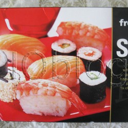 SUSHI z Kaufland’u. Wcale nie ukrywam, że jeszcze nigdy nie pokusiłam się o robienie sushi w domu, za to nie raz kupowałam najróżniejsze sushi gotowe. Dziś powiem co myślę na temat sushi z Kauflandu. SUSHI frostkrone SunFood – 10 kawałkiów sushi, chrzan wasabi, marynowany imbir i sos sojowy. Co wyróżnia sushi z Kauflandu już na wstępie? Jest to sushi mrożone. Dlatego też niezwykle wygodne, bo można bardzo długo przechowywać je w zamrażalniku. Dodatkowo, w zestawie Sushi frostkrone – jako w jedynym gotowym sushi z jakim miałam do czynienia – jest Sushi nigri z surowym łososiem. SUSHI frostkrone SunFood – 10 kawałkiów sushi, chrzan wasabi, marynowany imbir i sos sojowy. estaw Sushi frostkrone to: 10 kawałków sushi: 3 nigri z surowym łososiem, 2 nigri z gotowanymi krewetkami, 2 california rolls z surowyn łososiem i marynowanym ogórkiem, 2 maki z surowym łososiem i jeden wegetariański z marynowanym ogórkiem chrzan wasabi, marynowany imbir sos sojowy. Całość umieszczona jest na estetycznej tacce, a w komplecie oczywiście są też pałeczki.