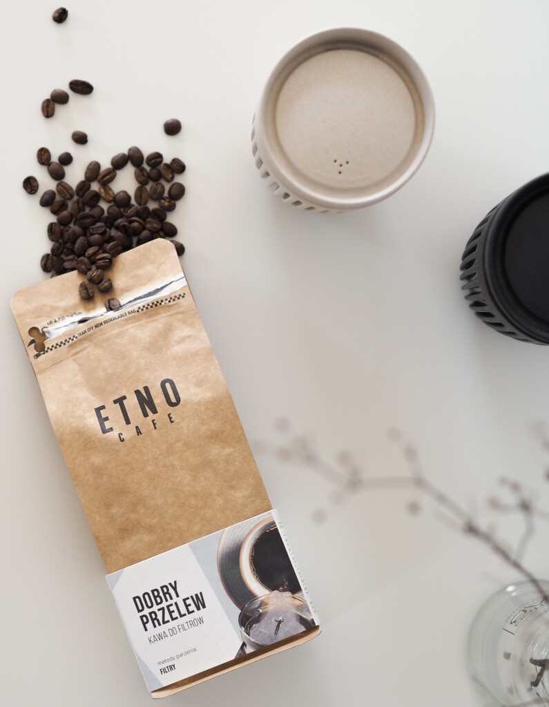 Kawa ziarista ETNO CAFE DOBRY PRZELEW. Mieszanka średnio palonych ziaren arabiki z Brazylii i Kolumbii, która jest przeznaczona do przelewowych metod parzenia.