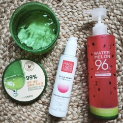 Żel aloesowy The Saem – Jeju Fresh Aloe Soothing Gel 99%, Żel arbuzowy Holika Holika – Water Melon Soothing Gel 96%, Lekkie serum do twarzy z kwasem hialuronowym Hada Labo Tokyo – Hyalu Renew Lotion Żel aloesowy The Saem – Jeju Fresh Aloe Soothing Gel 99% To absolutny klasyk, bez którego nie wyobrażam sobie lata. Ten żel aloesowy to czysta, skoncentrowana ulga zamknięta w słoiczku (świetnie widać jego krystaliczną strukturę na moim dzisiejszym zdjęciu!). Ma cudowną, galaretowatą konsystencję, która w kontakcie ze skórą zamienia się w wodny, chłodzący kompres. Pachnie niezwykle subtelnie, świeżo uciętym liściem aloesu. Żel aloesowy The Saem z szybką dostawą kupicie na Allegro 👉 Sprawdź ofertę na Allegro Dla kogo: Dla każdego typu cery, szczególnie odwodnionej, suchej lub potrzebującej solidnego nawodnienia. Działanie: To silny, płynny „zakotwiczacz” wilgoci z kwasem hialuronowym. Wklepuje się go w oczyszczoną twarz jako pierwszy krok przed kremem. Kiedy jest najlepszy: Jeśli szukasz głębokiego, długotrwałego nawilżenia twarzy i chcesz poprawić elastyczność skóry. To najbardziej zaawansowany pielęgnacyjnie produkt z tej trójki. Żel arbuzowy Holika Holika – Water Melon Soothing Gel 96% Jeśli aloes to dla Was za mało i szukacie czegoś z energetyzującą nutą owocu i jeszcze lżejszą konsystencją to, ten arbuzowy żel to strzał w dziesiątkę. Pachnie jak świeżo rozkrojony, lodowaty arbuz w upalne popołudnie. Nie jest to sztuczna, ulepna słodycz, a autentyczna, rześka bryza. Jak go stosuję? Jako bardzo lekki balsam do ciała, serum nawilżające do twarzy. Można nakładać wielokrotnie, błyskawicznie się wchłania. Dla kogo: Dla miłośników świeżych, owocowych zapachów i lekkiego odświeżenia. Działanie: Działa bardzo podobnie do żelu aloesowego, ale arbuz jest dodatkowo bogaty w antyoksydanty (witamina C i likopen), które pomagają rozjaśnić i zregenerować zmęczoną skórę. Kiedy jest najlepszy: Jeśli chcesz połączyć lekkie nawilżenie z energetyzującym, arbuzowym zapachem i działaniem odświeżającym. Jest świetny do pielęgnacji całego ciała po prysznicu. Lekkie serum do twarzy z kwasem hialuronowym Hada Labo Tokyo – Hyalu Renew Lotion Podczas upałów pot i słońce potrafią mocno odwodnić cerę, a ten japoński lotion to prawdziwy „zastrzyk” wilgoci. Ma unikalną, bardzo płynną konsystencję, która jest lżejsza niż jakiekolwiek serum, ale działa z potężną siłą dzięki zawartości kwasu hialuronowego. Jest niezwykle delikatny i neutralny. Hada Labo Hyalu Renew Lotion w najlepszej cenie kupuję na Allegro👉 Zobacz cenę na Allegro Jak go stosuję? Na oczyszczoną twarz o poranku i wieczorem, a czasem nawet w ciągu dnia, jeśli czuję, że klimatyzacja wysusza mi skórę. Błyskawicznie „gasi pragnienie” skóry, sprawiając, że staje się ona sprężysta. To idealna baza pod filtr SPF, która kompletnie nie obciąża cery. Dla kogo: Dla każdego typu cery, szczególnie odwodnionej, suchej lub potrzebującej solidnego nawodnienia. Działanie: To silny, płynny „zakotwiczacz” wilgoci z kwasem hialuronowym. Wklepuje się go w oczyszczoną twarz jako pierwszy krok przed kremem. Kiedy jest najlepszy: Jeśli szukasz głębokiego, długotrwałego nawilżenia twarzy i chcesz poprawić elastyczność skóry. To najbardziej zaawansowany pielęgnacyjnie produkt z tej trójki. kosmetyki na upał, pielęgnacja skóry latem, lekkie kosmetyki na lato, jak odświeżyć skórę w upalne dni, sposoby na odwodnioną skórę latem, ulubieńcy na lato, The Saem żel aloesowy opinie, Holika Holika żel arbuzowy jak stosować, Hada Labo Tokyo Hyalu Renew Lotion recenzja, lekki żel nawilżający do ciała, japoński lotion do twarzy Hada Labo, tanie i dobre kosmetyki nawilżające na lato, kosmetyki o świeżym zapachu na upały, żel aloesowy z lodówki na podrażnienia, co zamiast ciężkiego kremu latem, wielokrotna aplikacja żelu aloesowego w ciągu dnia. 1. The Saem – Jeju Fresh Aloe Soothing Gel 99% Aloe Barbadensis Leaf Extract (99%), Glycerin, Portulaca Oleracea Extract, Ocimum Basilicum (Basil) Leaf Extract, Salvia Officinalis (Sage) Leaf Extract, Mentha Viridis (Spearmint) Extract, Melissa Officinalis Extract, Saccharomyces/Caragana Sinica Root Ferment Extract, Simmondsia Chinensis (Jojoba) Seed Extract, Hippophae Rhamnoides Extract, Juglans Regia (Walnut) Seed Extract, Persea Gratissima (Avocado) Fruit Extract, Chamomilla Recutita (Matricaria) Leaf Extract, Urtica Dioica (Nettle) Extract, Sambucus Nigra Fruit Extract, Chrysanthemum Morifolium Flower Extract, Vitex Trifolia Fruit Extract, Thuja Occidentalis Leaf Extract, Cnidium Officinale Root Extract, Angelica Dahurica Root Extract, Asarum Sieboldii Root Extract, Morus Alba Root Extract, Eclipta Prostrata Extract, Polysorbate 20, Carbomer, Phenoxyethanol, Potassium Hydroxide, Disodium EDTA, Parfum. 2. Holika Holika – Water Melon Soothing Gel 96% Citrullus Lanatus (Watermelon) Fruit Extract (96%), Glycerin, 1,2-Hexanediol, Coptis Japonica Root Extract, Butylene Glycol, Propanediol, Dioscorea Japonica Root Extract, Laminaria Japonica Extract, Aloe Barbadensis Leaf Extract, Centella Asiatica Extract, Houttuynia Cordata Extract, Portulaca Oleracea Extract, Citrullus Lanatus (Watermelon) Seed Extract, Solanum Lycopersicum (Tomato) Fruit Extract, Fragaria Chiloensis (Strawberry) Fruit Extract, Punica Granatum Fruit Extract, Pyrus Malus (Apple) Fruit Extract, Schisandra Chinensis Fruit Extract, Polyquaternium-51, PEG-60 Hydrogenated Castor Oil, Carbomer, Avocado Oil Polyglyceryl-6 Esters, Triethanolamine, Water, Disodium EDTA, Phenoxyethanol, Fragrance. 3. Hada Labo Tokyo – Hyalu Renew Lotion (Hydrating & Refreshing Lotion) Aqua, Glycerin, Dipropylene Glycol, Diglycerin, Pentylene Glycol, Sodium Hyaluronate, Hydrolyzed Hyaluronic Acid, Sodium Acetylated Hyaluronic Acid, Hydrolyzed Collagen, Lactobacillus/Soymilk Ferment Filtrate, Butylene Glycol, Citric Acid, Sodium Citrate, Disodium EDTA, Phenoxyethanol. Lekkie serum do twarzy z kwasem hialuronowym Hada Labo Tokyo – Hyalu Renew Lotion, Żel aloesowy The Saem – Jeju Fresh Aloe Soothing Gel 99%, Żel arbuzowy Holika Holika – Water Melon Soothing Gel 96%, Wszystkie trzy produkty kosztują niewiele, starczają na bardzo długo i dają niesamowitą swobodę stosowania. Jeśli szukacie ratunku na upalne dni i chcecie czuć się świeżo przez cały czas – to jest zestaw idealny! 2-HEXANEDIOL, 390ml, aloe, Aloe Barbadensis Leaf Extract, Aloe Barbadensis Leaf Extract (99%), Angelica Dahurica Root Extract, Aqua, Asarum Sieboldii Root Extract, Avocado Oil Polyglyceryl-6 Esters, BUTYLENE GLYCOL, CARBOMER, Centella Asiatica Extract*, Chamomilla Recutita (Matricaria) Leaf Extract, Chrysanthemum Morifolium Flower Extract, Citric Acid, Citrullus Lanatus (Watermelon) Fruit Extract (96%), Citrullus Lanatus (Watermelon) Seed Extract, Cnidium Officinale Root Extract, Coptis Japonica Root Extract, Diglycerin, Dioscorea Japonica root Extract, Dipropylene Glycol, DISODIUM EDTA, Eclipta Prostrata Extract, Fragaria Chiloensis (Strawberry) Fruit Extract, Fragrance, Glycerin, Hada Labo, Hada Labo Tokyo, Hippophae Rhamnoides Extract, Holika Holika, Houttuynia Cordata Extract, Hyalu Renew Lotion, Hydrolyzed Collagen, Hydrolyzed Hyaluronic Acid, Jeju Fresh Aloe Soothing Gel, Juglans Regia (Walnut) Seed Extract, kosmetyczne hity, kosmetyki 150ml, kosmetyki 250ml, kosmetyki 390ml, kosmetyki do ciała, kosmetyki na upały, Lactobacillus/Soymilk Ferment Filtrate, Laminaria Japonica Extract, lekkie kosmetyki, letnia pielęgnacja, lotion z kwasem hialuronowym, Melissa Officinalis Extract, Mentha Viridis (Spearmint) Extract, Morus Alba Root Extract, nawilżanie skóry, Ocimum Basilicum (Basil) Leaf Extract, odświeżenie skóry, Parfum, PEG-60 Hydrogenated Castor Oil, PENTYLENE GLYCOL, Persea Gratissima (Avocado) Fruit Extract, phenoxyethanol, pielęgnacja latem, pielęgnacja twarzy, Polyquaternium-51, Polysorbate 20, Portulaca oleracea extract, potassium hydroxide, Propanediol, Punica Granatum Fruit Extract, pyrus malus (apple) fruit extract, Saccharomyces/Caragana Sinica Root Ferment Extract, SALVIA OFFICINALIS (SAGE) LEAF EXTRACT*, Sambucus Nigra Fruit Extract, Schisandra Chinensis Fruit Extract, Simmondsia Chinensis (Jojoba) Seed Extract, Sodium Acetylated Hyaluronic Acid, Sodium Citrate, SODIUM HYALURONATE, Solanum Lycopersicum (Tomato) Fruit Extract, tanie kosmetyki, tanie perełki, The Saem, Thuja Occidentalis Leaf Extract, Triethanolamine, ulubieńcy na lato, Urtica Dioica (Nettle) Extract, Vitex Trifolia Fruit Extract, Water, Water Melon Soothing Gel, żel aloesowy, żel aloesowy 99%, żel arbuzowy, żel arbuzowy 96%